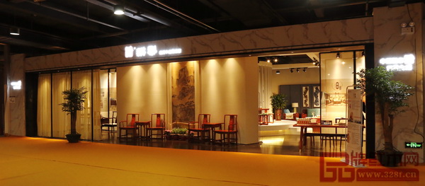 中山志成紅木展廳門面寬敞大氣，企業文化融入整體布置，為家具內涵做出注釋，十分接地氣。