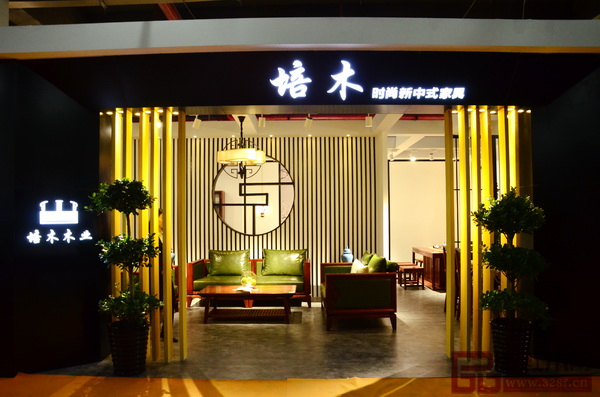 佛山培木紅木展廳散發濃濃的“中式家居風”，典雅之余不失時尚。