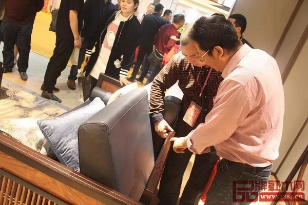經銷商們仔細研究世珀家具的工藝細節 經銷商們仔細研究世珀家具的工藝細節