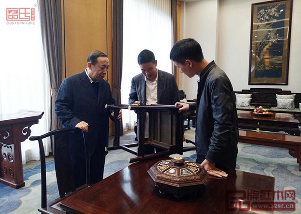 區氏臻品董事長區勝春、總經理區錦澤陪同國家人社部原黨組副書記、常務副部長楊志明參觀區氏臻品明清家具藝術館