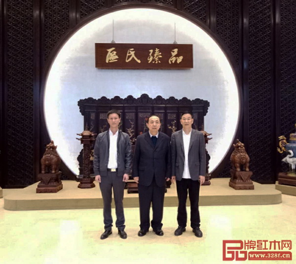 國家人社部原黨組副書記、常務副部長楊志明(中)造訪區氏臻品,區氏臻品董事長區勝春(右一)、總經理區錦澤共同接待貴賓 國家人社部原黨組副書記、常務副部長楊志明(中)造訪區氏臻品,區氏臻品董事長區勝春(右一)、總經理區錦澤共同接待貴賓