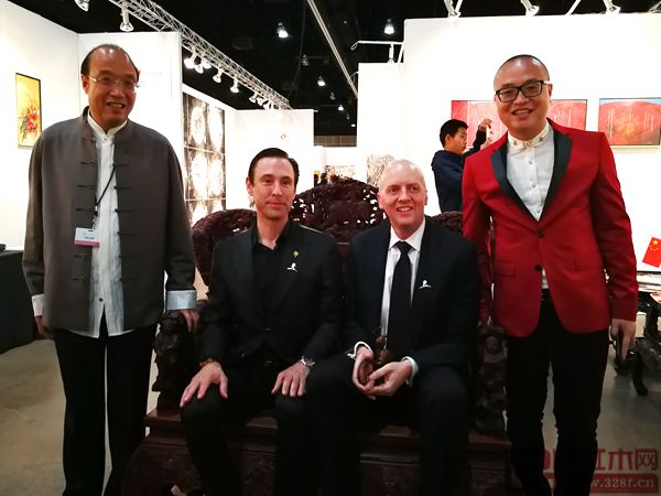 洛杉磯藝博會董事局主席斯科特(左二)、洛杉磯藝博會藝術總監KIM(右二)試坐《中國夢和諧寶座》,并與中國傳統工藝大師、卓木王董事長杜承三(左一),卓木王總裁杜長江(右一)一起合影留念 洛杉磯藝博會董事局主席斯科特(左二)、洛杉磯藝博會藝術總監KIM(右二)試坐《中國夢和諧寶座》,并與中國傳統工藝大師、卓木王董事長杜承三(左一),卓木王總裁杜長江(右一)一起合影留念