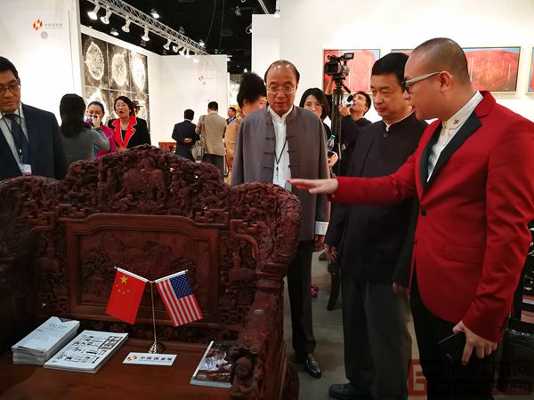卓木王董事長杜承三(右三)、卓木王總裁杜長江(右一)和中國傳統工藝大師共同向中國駐洛杉磯總領館文化參贊古今(右二)介紹卓木王的寶座 卓木王董事長杜承三(右三)、卓木王總裁杜長江(右一)和中國傳統工藝大師共同向中國駐洛杉磯總領館文化參贊古今(右二)介紹卓木王的寶座