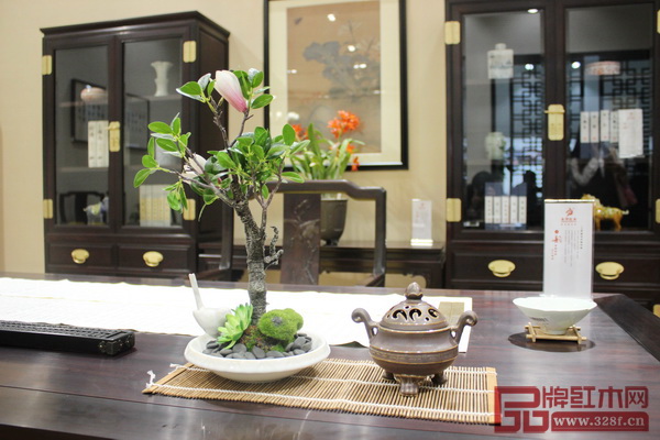 廣州永華紅木在展位上使用了大量的綠植打造出生活化的場景 廣州永華紅木在展位上使用了大量的綠植打造出生活化的場景