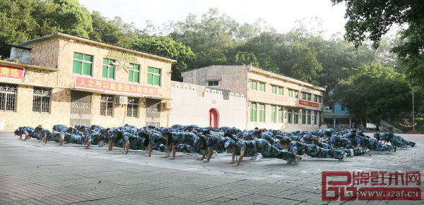  “‘西’以為常氣‘珀’不凡——憶古軒2017黃埔一期優(yōu)秀精英軍事拓展特訓(xùn)營暨專賣店營銷贏利思維培訓(xùn)大會”在廣州黃埔軍校舉行