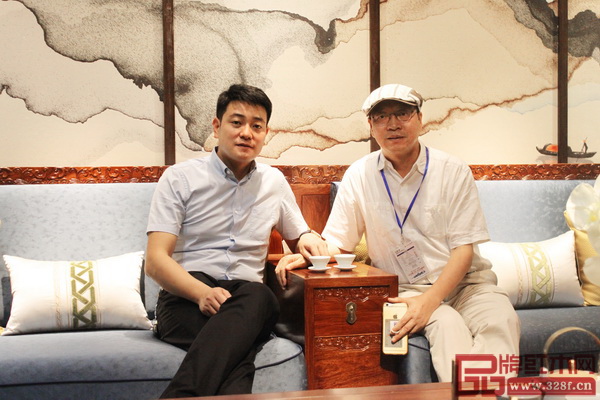  教育部教學(xué)改革示范專業(yè)“家具設(shè)計與制造”專業(yè)帶頭人彭亮（右）在新中式大會期間參觀憶古軒展廳并與總經(jīng)理劉宇深入交流