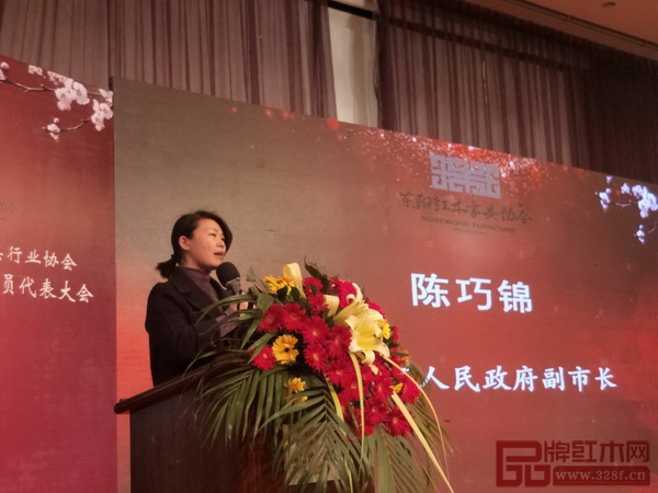 東陽市人民政府副市長陳巧錦在會議現場發言