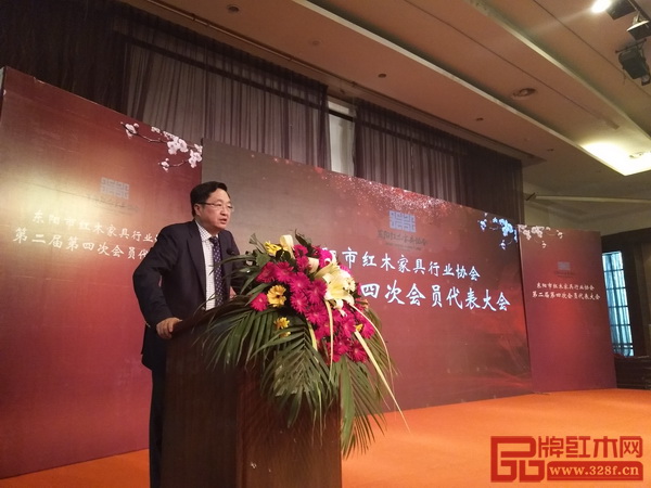 東陽市紅木家具行業協會會長李黎明在會議現場發言
