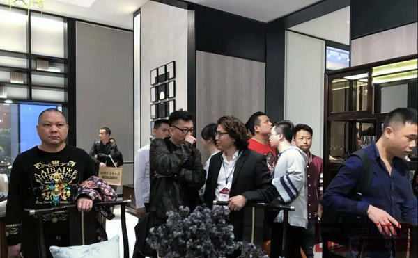 戴為紅木總裁戴愛國(中)在東莞名家具展戴為尤品“Upin”展廳與客戶深度交流 戴為紅木總裁戴愛國(中)在東莞名家具展戴為尤品“Upin”展廳與客戶深度交流