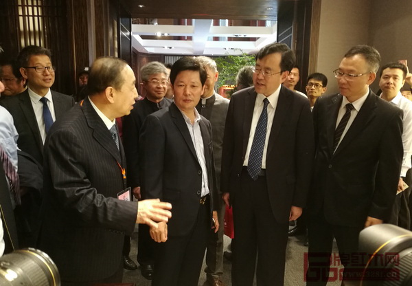 國家人社部原黨組副書記、常務(wù)副部長楊志明（左二）、中山市市委書記陳旭東（右二）、中山市政協(xié)主席丘樹宏（左三）、中山市副市長雷岳龍（左一）、大涌鎮(zhèn)黨委書記郭叢樞（右一）等蒞臨東成·文宋展館，并與東成紅木董事長張錫復(fù)（左四）親切交流，稱贊東成·文宋引領(lǐng)當(dāng)代生活方式