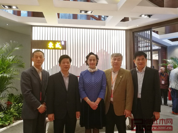 中國家具協(xié)會秘書長張冰冰（左三）、中國家具協(xié)會傳統(tǒng)家具專業(yè)委員會秘書長姜恒夫（左一）、廣東省家具協(xié)會副會長李禮（右二）等領(lǐng)導(dǎo)蒞臨東成·文宋展館指導(dǎo)