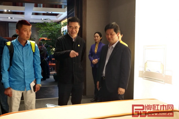 廣東省家具協(xié)會會長王克（左二）蒞臨東成·文宋展館參觀指導(dǎo)