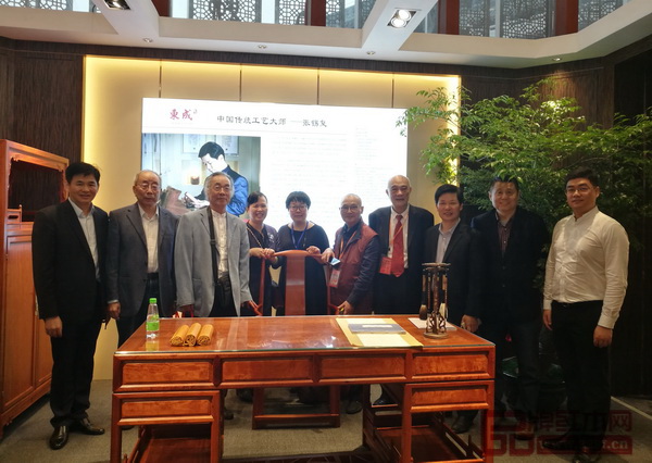 中國明式家具研究所原所長、著名明式家具學(xué)者濮安國（左三），中國高等教育家具設(shè)計專業(yè)創(chuàng)始人胡景初（右五），《紅木家具通用技術(shù)條件》標(biāo)準(zhǔn)主要起草人、紅木家具技術(shù)專家曹新民（左二）、上海市家具研究所副所長許美琪（右四）、華南農(nóng)業(yè)大學(xué)研究生導(dǎo)師郭瓊（左五）、明清家具研究學(xué)者張輝（右二）等專家蒞臨東成·文宋展館指導(dǎo)
