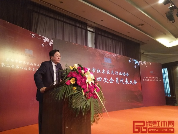 東家協會長李黎明在大會上做2017年度總結報告