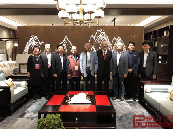 紅木家具行業(yè)專家學者在東成紅木當代中式品牌“文宋”體驗館合影留念 紅木家具行業(yè)專家學者在東成紅木當代中式品牌“文宋”體驗館合影留念