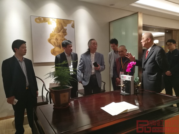 紅木家具行業(yè)專家學者在點評東成紅木當代中式品牌“文宋”的家具 紅木家具行業(yè)專家學者在點評東成紅木當代中式品牌“文宋”的家具