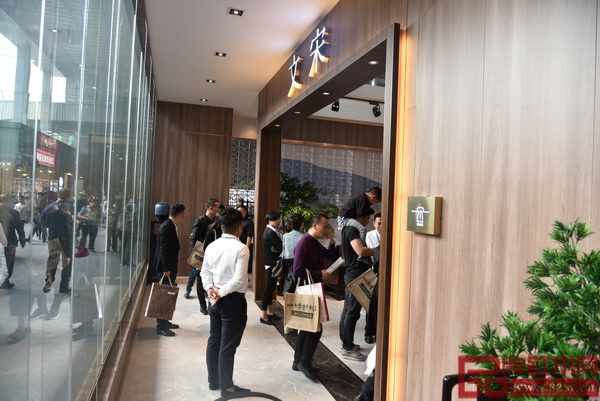東莞名家具展3號館3K07東成·文宋展館門口擠滿了經銷商和買家顧客