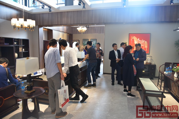 東成紅木工作人員為買家顧客介紹家具