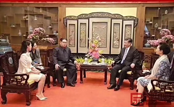 國家主席習近平和夫人彭麗媛在釣魚臺國賓館養源齋與金正恩和夫人李雪主,四人落坐中國紅木家具 國家主席習近平和夫人彭麗媛在釣魚臺國賓館養源齋與金正恩和夫人李雪主,四人落坐中國紅木家具