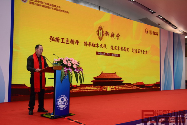 御乾堂董事長(zhǎng)馬海軍在第八屆品牌大會(huì)做優(yōu)秀品牌發(fā)布