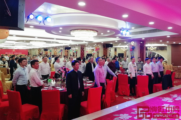 晚會開始前，全體與會人員齊唱國歌振奮人心