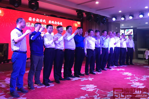 五華紅木家具協會協會代表們共同上臺祝酒，送出對2018的美好祝愿