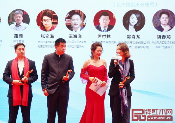 戴為紅木董事總經翁肖尤(右一)被授予“2017 中國紅木家具杰出青年企業家”稱號,并發表獲獎感言 戴為紅木董事總經翁肖尤(右一)被授予“2017 中國紅木家具杰出青年企業家”稱號,并發表獲獎感言