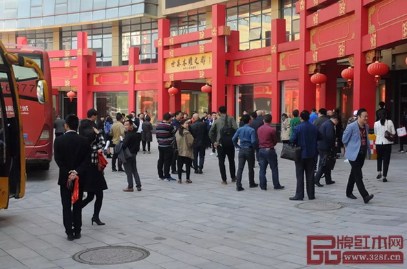 明堂紅木經(jīng)銷商家人們抵達活動現(xiàn)場 明堂紅木經(jīng)銷商家人們抵達活動現(xiàn)場