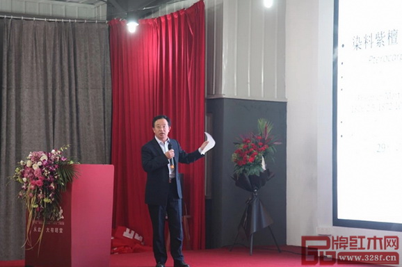 李凱夫教授向明堂紅木經(jīng)銷商們講述血檀的知識 李凱夫教授向明堂紅木經(jīng)銷商們講述血檀的知識