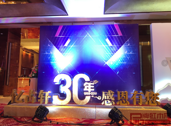  “世珀之夜”感恩答謝晚宴大會上，憶古軒團隊共同祝酒 憶古軒家居2018商務年會暨世珀新品發布會在中山市利和希爾頓酒店舉行