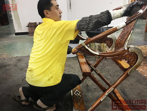  區氏臻品工人對交椅進行反復打磨，直至表面平整光潔