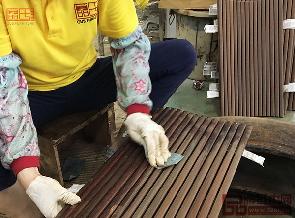 區氏臻品工人對交椅進行反復打磨,直至表面平整光潔 區氏臻品工人對交椅進行反復打磨,直至表面平整光潔