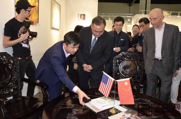 中國駐洛杉磯總領館總領事張平（左三）在全聯藝術紅木家具專業委員會執行會長林偉華（左二）的陪同下，參觀紅木家具展區，并與泰和園邵湘文大師（右一）交流