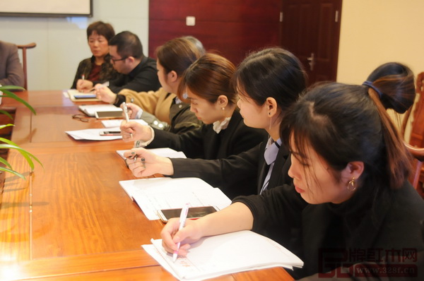 華廈·大不同銷售精英們都在認真記錄會議要點 華廈·大不同銷售精英們都在認真記錄會議要點