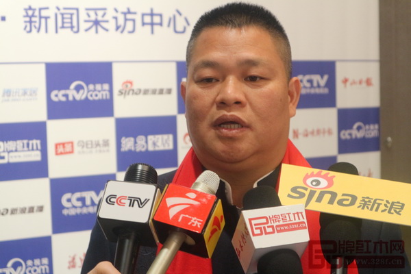 匠王紅木董事長李茂先在第八屆中國紅木家具品牌大會現場接受央視、新浪等媒體的聯合采訪 匠王紅木董事長李茂先在第八屆中國紅木家具品牌大會現場接受央視、新浪等媒體的聯合采訪