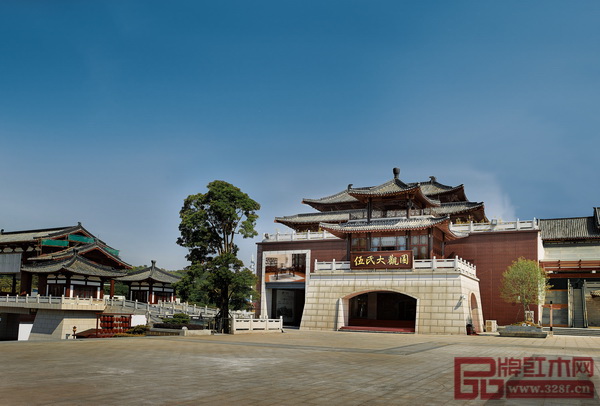 伍氏大觀園位于中國(guó)(大涌)紅木文化博覽城北門的展廳 伍氏大觀園位于中國(guó)(大涌)紅木文化博覽城北門的展廳