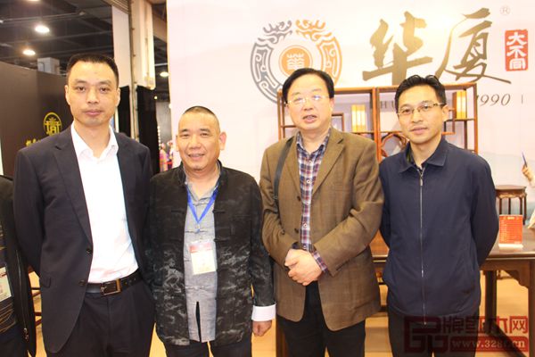東陽市人民政府副市長蔣震雷（左一），杭州日報報業(yè)集團原黨委委員、副總編輯、杭州市新聞工作者協(xié)會副主席吳文平（右二），華廈·大不同董事長陳田華（左二）在華廈·大不同展位前合影留念 