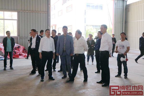 新明紅木董事長張新民(左二)帶領浙江省東陽市委常委、副市長王天仁(右二)、東陽市副市長蔣震雷、東陽市副市長胡宏立等人參觀企業(yè) 新明紅木董事長張新民(左二)帶領浙江省東陽市委常委、副市長王天仁(右二)、東陽市副市長蔣震雷、東陽市副市長胡宏立等人參觀企業(yè)