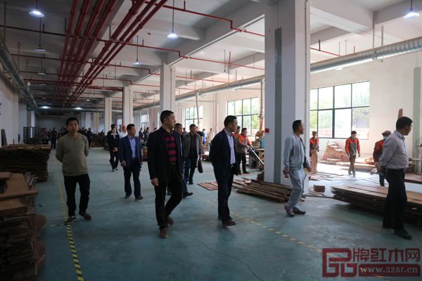 各企業(yè)代表參觀新明紅木名貴材料開發(fā)車間 各企業(yè)代表參觀新明紅木名貴材料開發(fā)車間