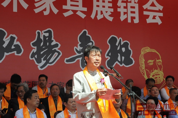 中國經營管理大師、浙江省紅木產業協會副會長、花園紅木開發公司董事長邵欽培在開幕式現場致辭 中國經營管理大師、浙江省紅木產業協會副會長、花園紅木開發公司董事長邵欽培在開幕式現場致辭
