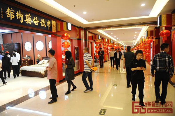 大師藝術作品街吸引許多游客駐足觀看 大師藝術作品街吸引許多游客駐足觀看
