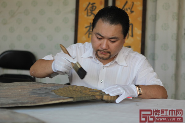 太和木作創始人關毅修復故宮文物家具