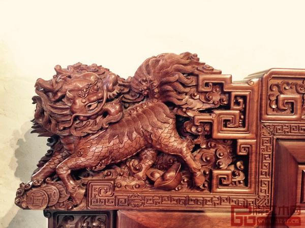 《王者歸來羅漢床》靠頭以瑞獅為頭端，雄獅自古有“辟邪納吉”的寓意，彰顯使用者的高貴不凡