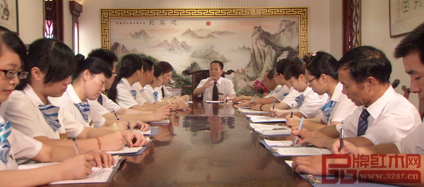  御乾堂紅木董事長馬海軍（中）在公司中層會議上強調：重質量、重品牌、重誠信、重服務