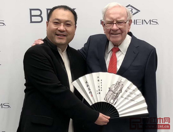 太和木作董事長關毅(左)與股神巴菲特合影 太和木作董事長關毅(左)與股神巴菲特合影