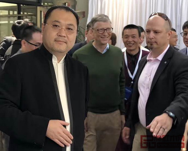 太和木作董事長關毅(左一)與微軟創始人、世界首富比爾·蓋茨(左二)合影 太和木作董事長關毅(左一)與微軟創始人、世界首富比爾·蓋茨(左二)合影