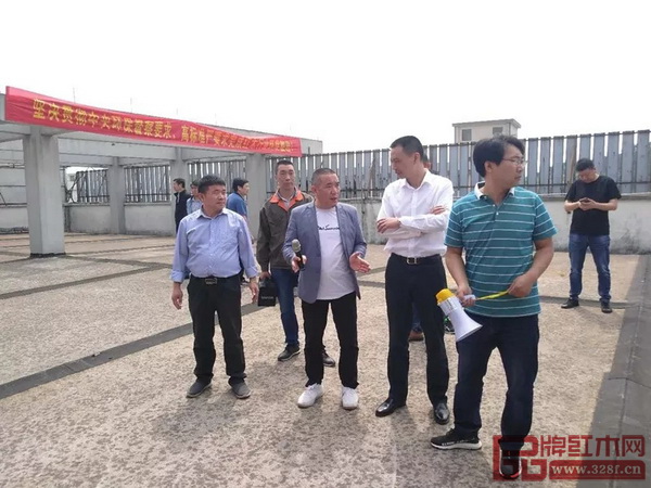 華廈·大不同董事長陳田華向參觀領導介紹華廈·大不同的環保建設工程