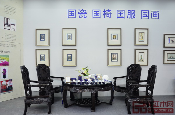 在深圳文博會上,泰和園首次將驚艷美國洛杉磯國際藝博會的絲翎檀雕作品《松鶴延年茶臺》(上圖)、《當代君子竹節椅》(下圖)亮相深圳市龍華區展館 在深圳文博會上,泰和園首次將驚艷美國洛杉磯國際藝博會的絲翎檀雕作品《松鶴延年茶臺》(上圖)、《當代君子竹節椅》(下圖)亮相深圳市龍華區展館