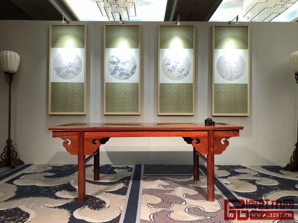 在文創(chuàng)展上展示的純本森活精心制作的畫案，與現(xiàn)場清新簡素、獨(dú)具特色的裝修風(fēng)格相得益彰