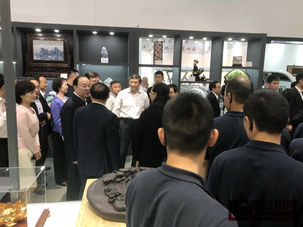 中央政治局委員、中央書記處書記,中宣部部長黃坤明親臨孔連紅木展館 中央政治局委員、中央書記處書記,中宣部部長黃坤明親臨孔連紅木展館